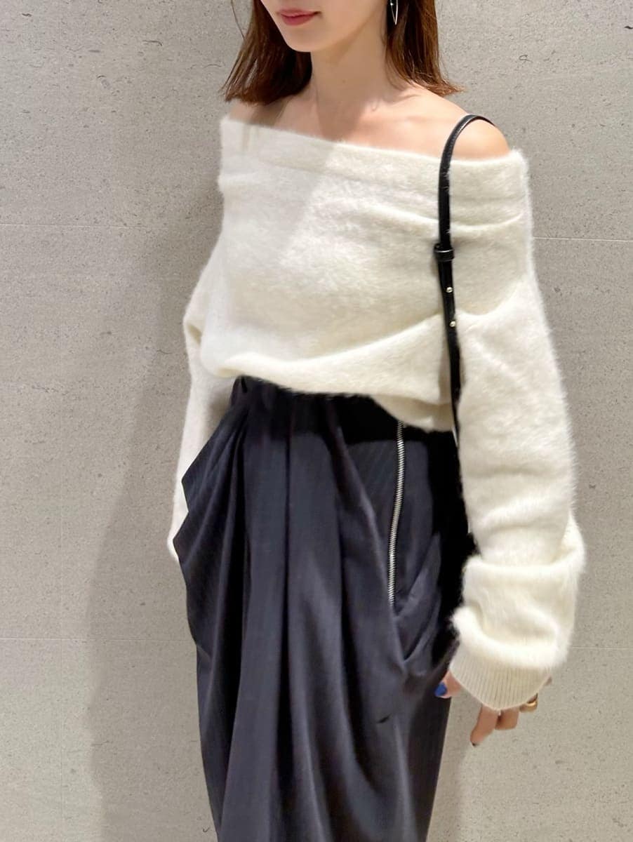 ホワイト系のニット/セーター、ブルー系のその他パンツ、ブラック系のショルダーバッグを着用したレディースの秋コーディネートの2枚目の写真