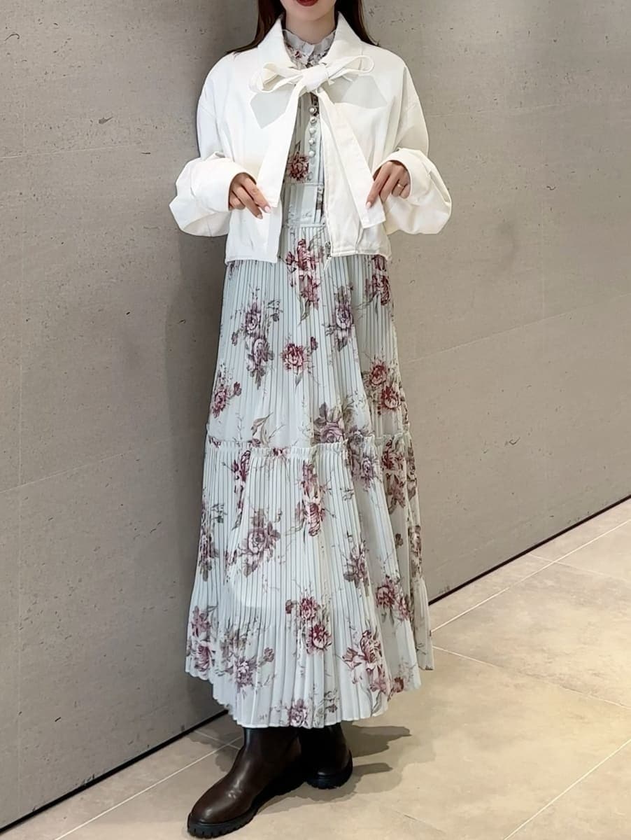 ホワイト系のブルゾン、グリーン系のワンピースを着用したレディースの春コーディネートの6枚目の写真