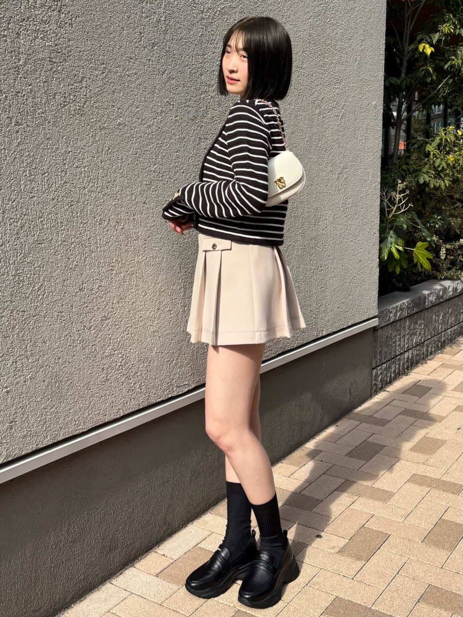 ベージュ系のスカート、その他のカーディガン/ボレロ、ホワイト系のショルダーバッグを着用したレディースの冬コーディネートの3枚目の写真