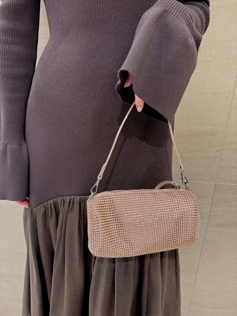 ブラック系のブーツ、ブラウン系のワンピースを着用したレディースの秋コーディネートの6枚目の写真