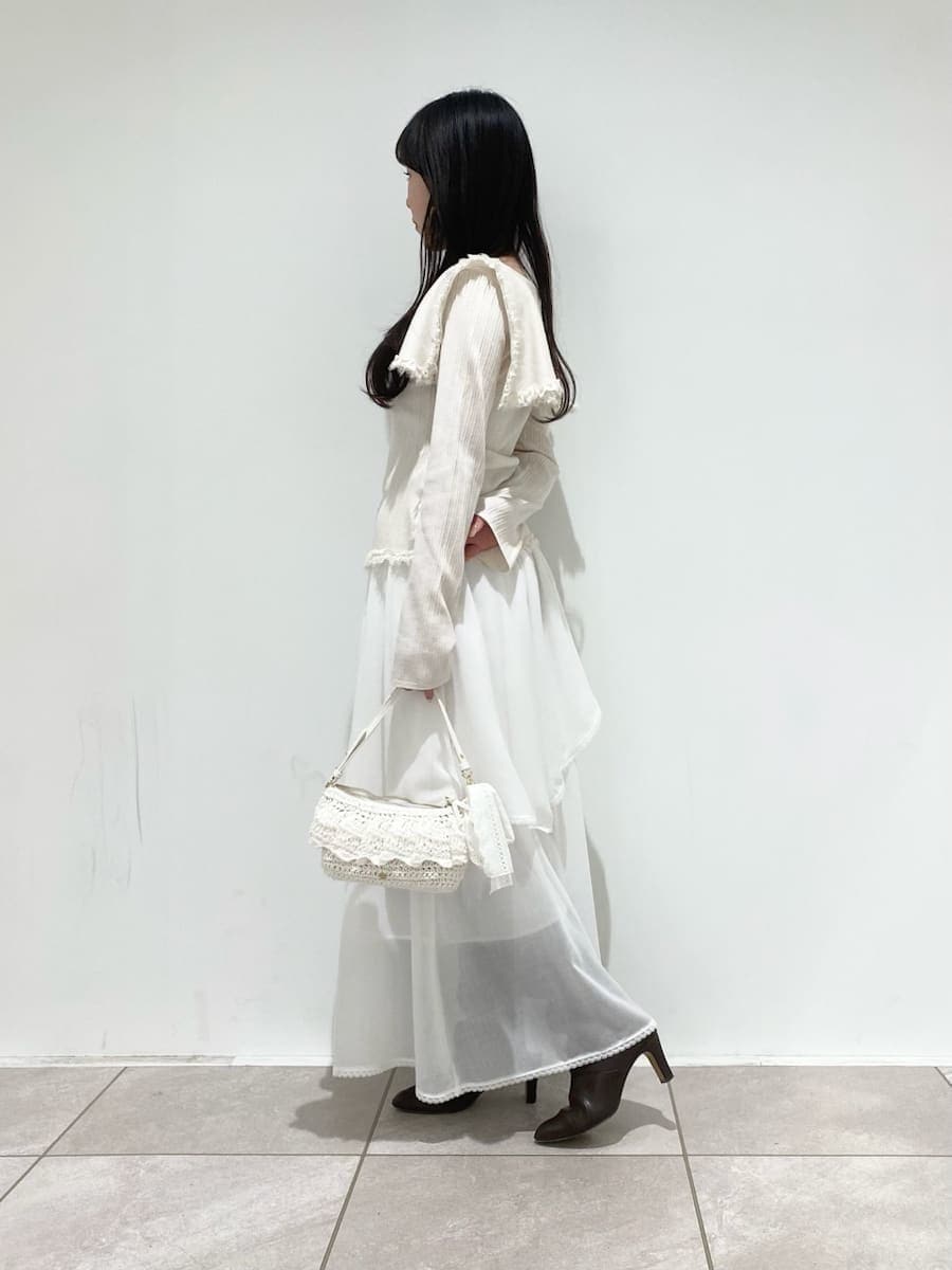 ホワイト系のスカート、ホワイト系のニット/セーターを着用したレディースの冬コーディネートの2枚目の写真