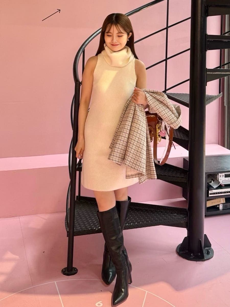 その他のテーラードジャケット、ホワイト系のワンピース、ブラック系のブーツを着用したレディースの秋コーディネートの7枚目の写真