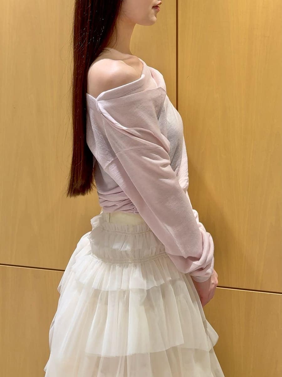 レッド系のブーツ、ホワイト系のショルダーバッグ、ピンク系のニット/セーターを着用したレディースの冬コーディネートの5枚目の写真