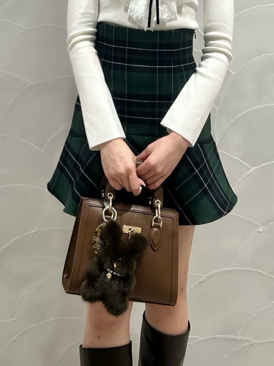 その他のその他パンツ、ホワイト系のニット/セーター、ホワイト系のハンドバッグを着用したレディースの秋コーディネートの4枚目の写真