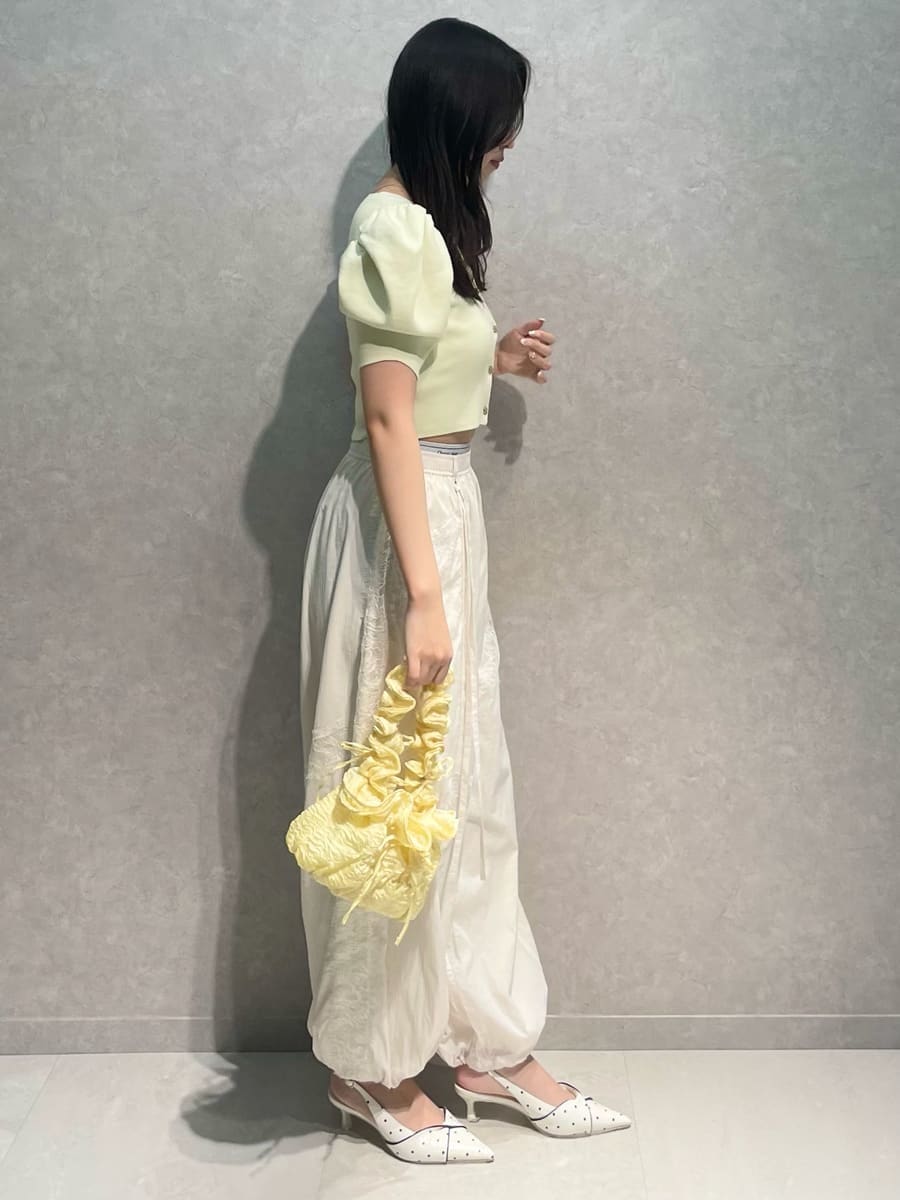 ホワイト系のその他パンツ、イエロー系のカーディガン/ボレロ、その他のパンプスを着用したレディースの春コーディネートの4枚目の写真