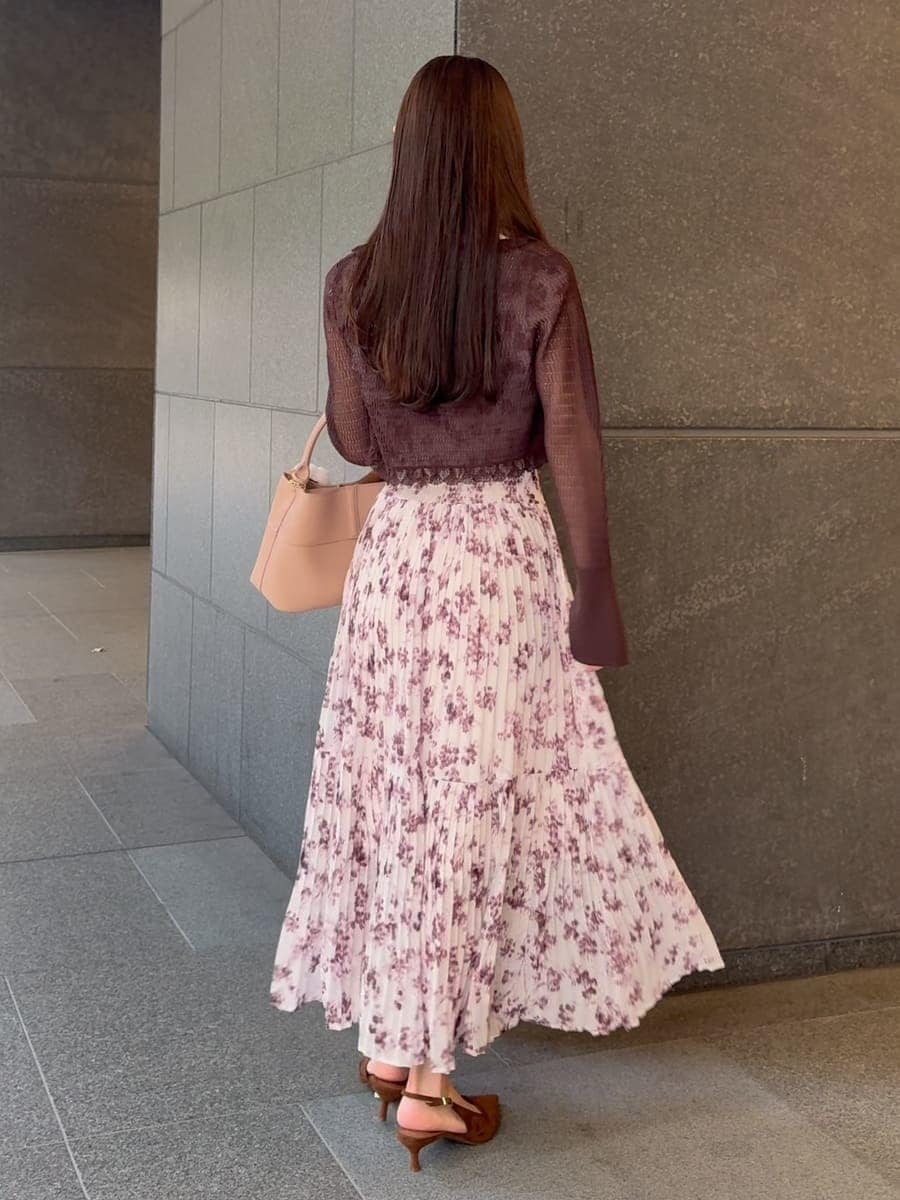 ピンク系のショルダーバッグ、ピンク系のワンピース、ブラウン系のカーディガン/ボレロを着用したレディースの冬コーディネートの3枚目の写真