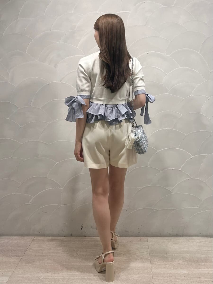 ホワイト系のその他パンツ、ホワイト系のニット/セーター、ベージュ系のサンダルを着用したレディースの春コーディネートの3枚目の写真