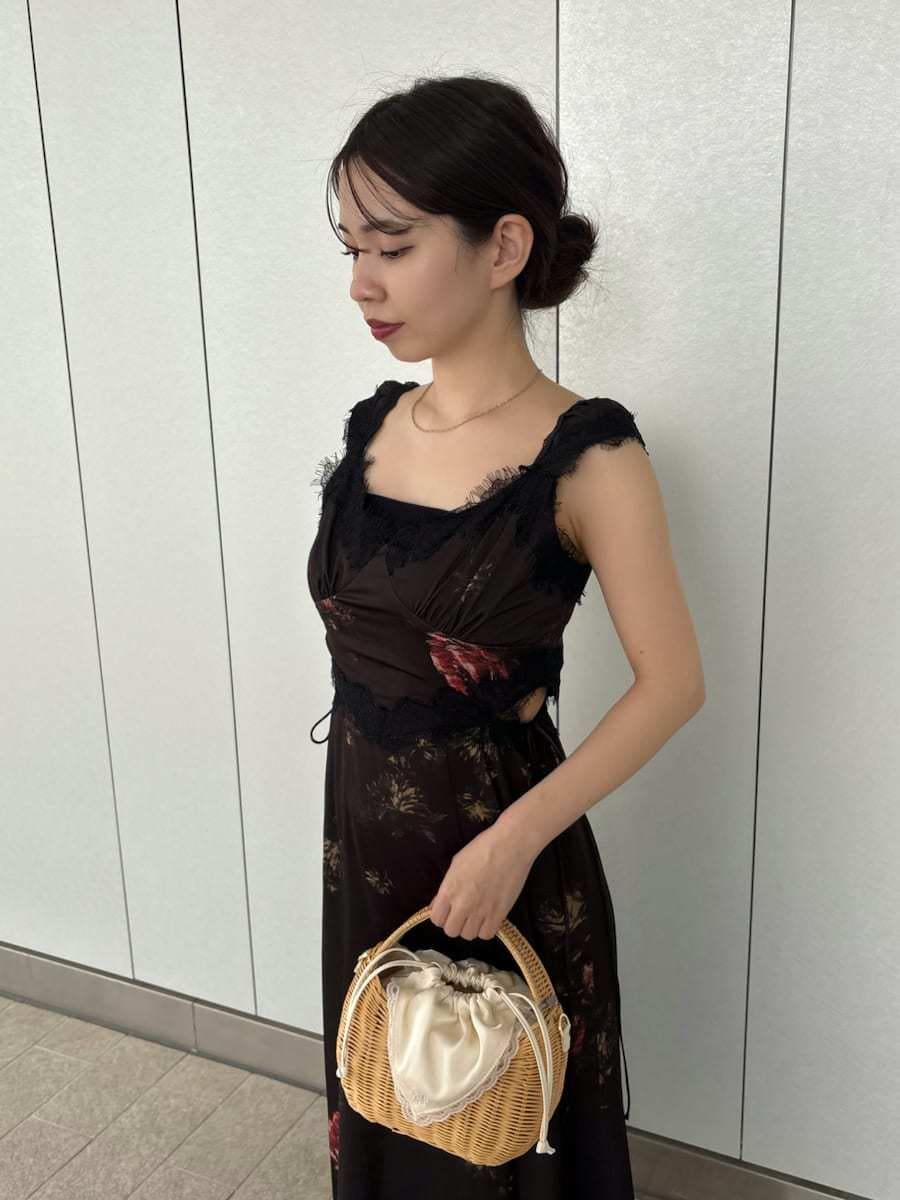 ブラック系のワンピース、ホワイト系のサンダル、ブラック系のキャミソールを着用したレディースの夏コーディネートの6枚目の写真