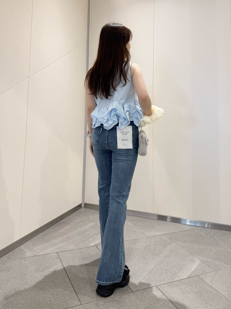 ブルー系のシャツ/ブラウス、ブラック系のサンダル、ブルー系のデニムパンツを着用したレディースの春コーディネートの4枚目の写真