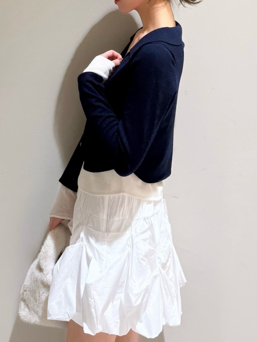 ブラック系のブーツ、ブラウン系のブルゾン、ホワイト系のその他パンツを着用したレディースの秋コーディネートの4枚目の写真