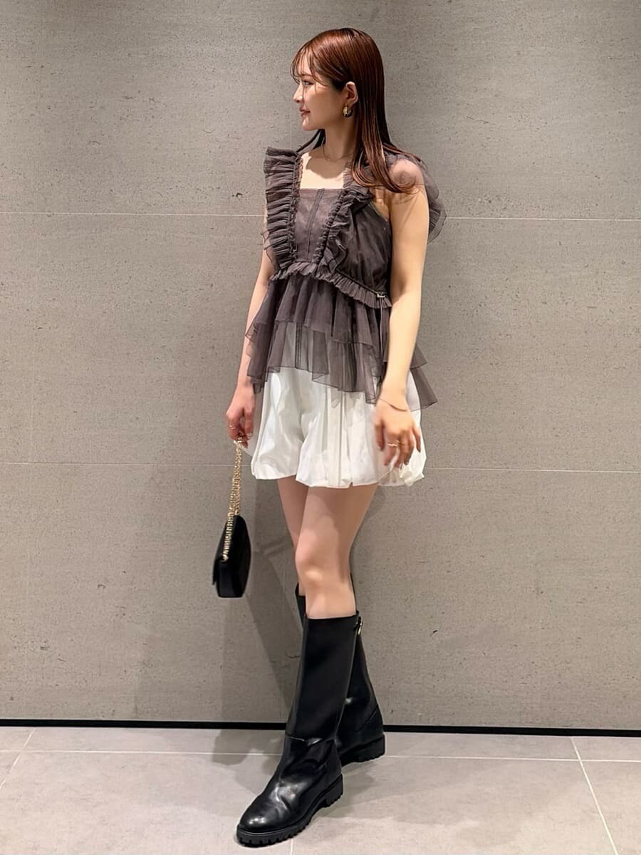 ホワイト系のその他パンツ、グレー系のシャツ/ブラウス、ブラック系のショルダーバッグを着用したレディースの春コーディネートの5枚目の写真