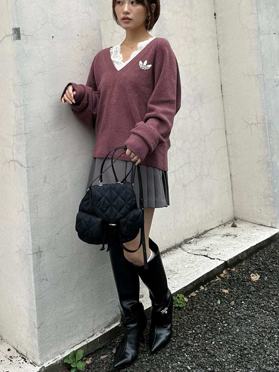 グレー系のその他パンツ、ホワイト系のTシャツ/カットソー、ブラック系のブーツを着用したレディースの秋コーディネートの4枚目の写真