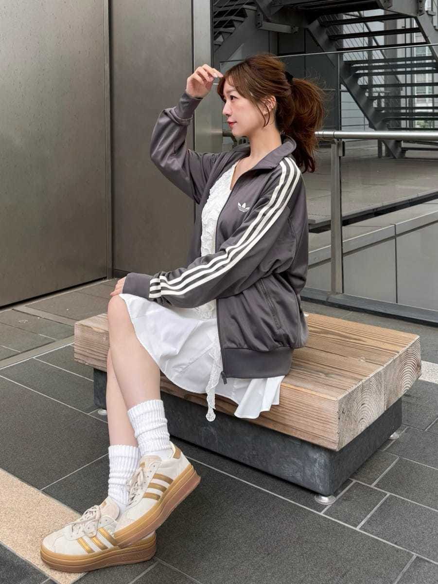 ホワイト系のその他パンツ、ホワイト系のTシャツ/カットソー、ホワイト系のショルダーバッグを着用したレディースの冬コーディネートの9枚目の写真