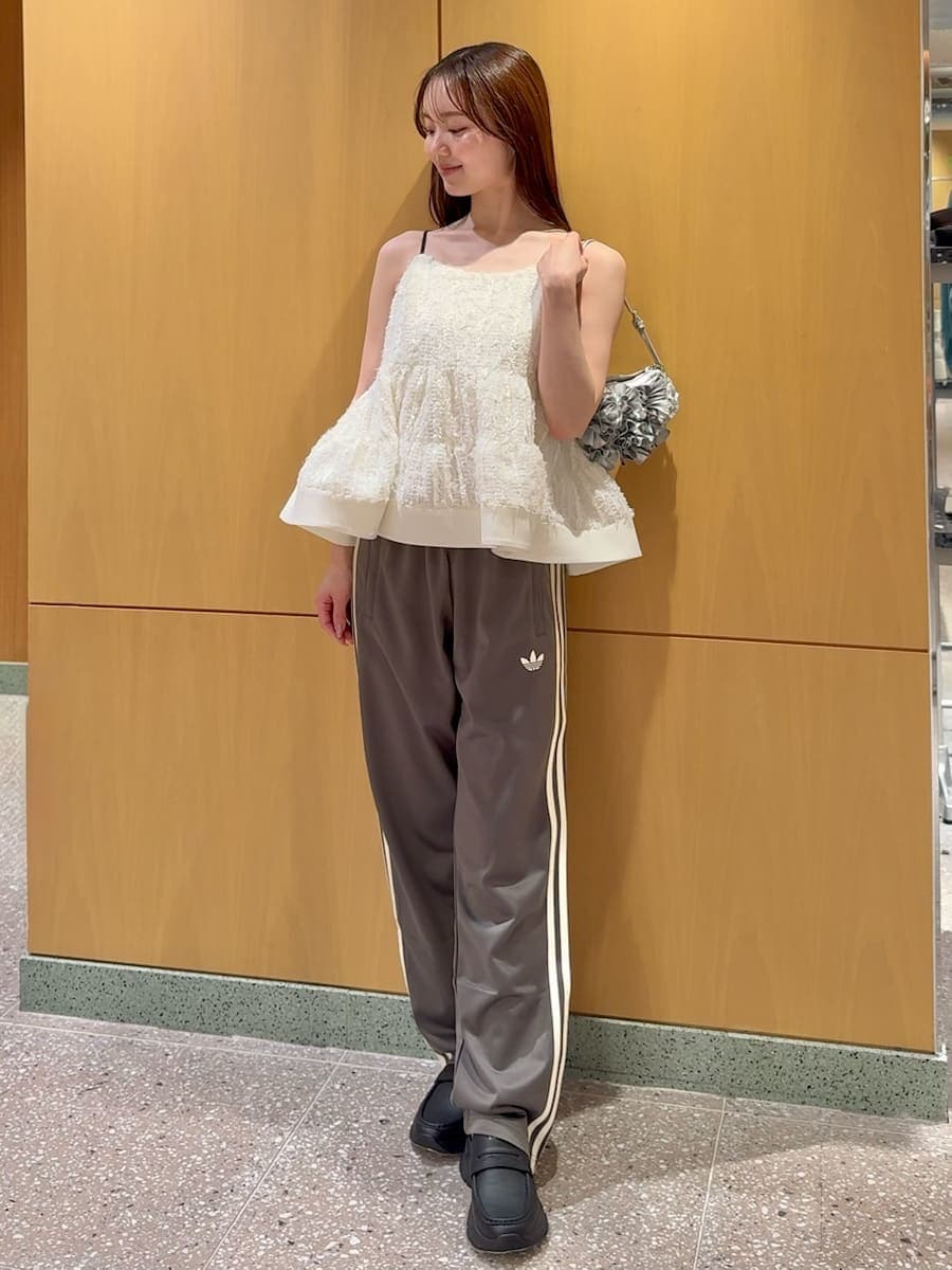 ホワイト系のその他トップス、グレー系のその他パンツ、シルバー系のハンドバッグを着用したレディースの冬コーディネートの4枚目の写真