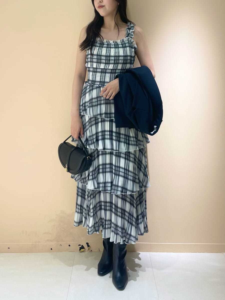 ブルー系のテーラードジャケット、その他のワンピース、ブラック系のブーツを着用したレディースの秋コーディネートの5枚目の写真