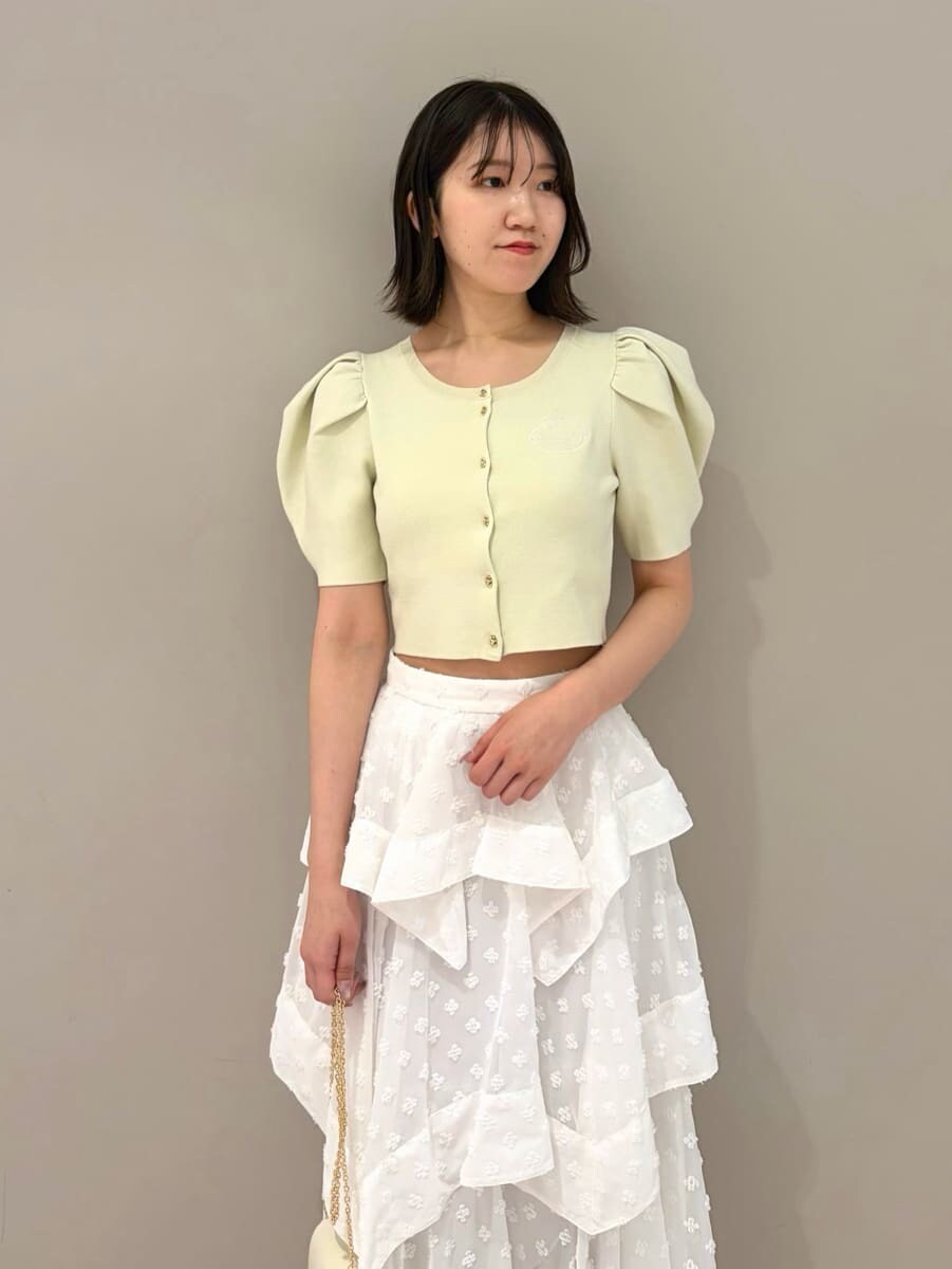 その他のスカート、イエロー系のカーディガン/ボレロ、ホワイト系のショルダーバッグを着用したレディースの春コーディネートの3枚目の写真