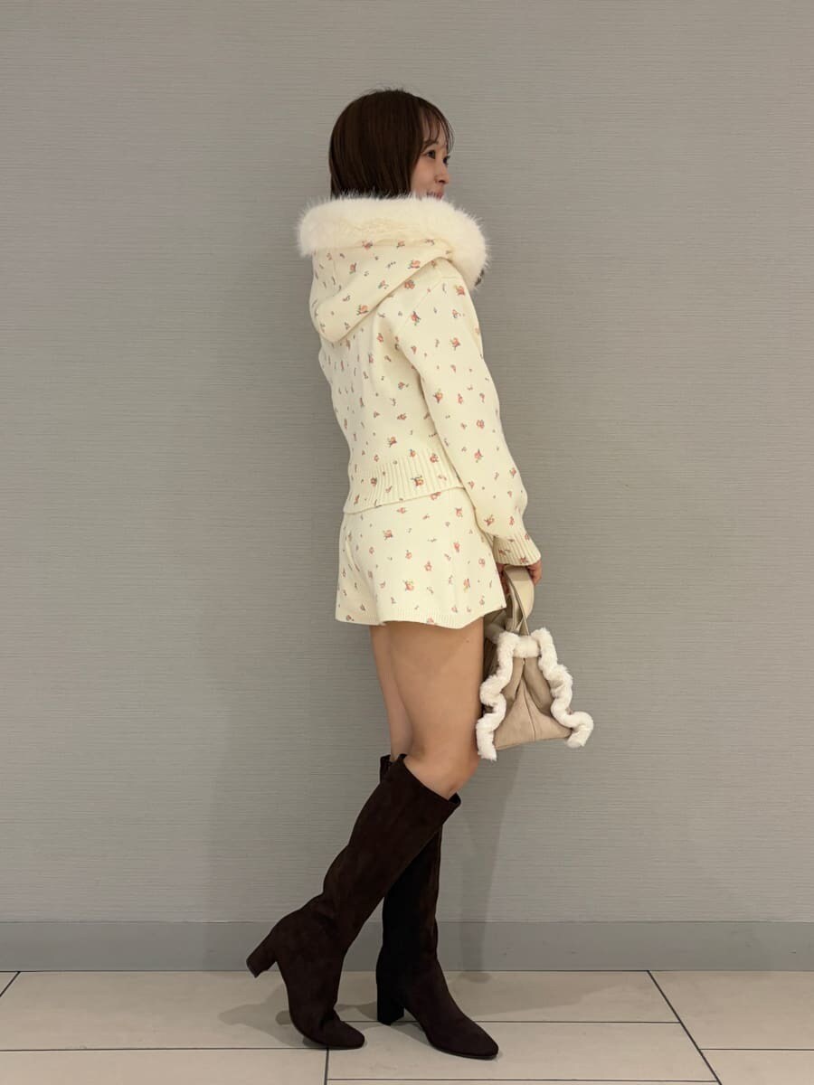 その他のその他パンツ、その他のパーカー、ブラウン系のブーツを着用したレディースの秋コーディネートの2枚目の写真