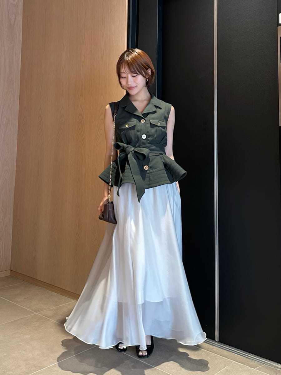グリーン系のワンピースを着用したレディースの夏コーディネートの4枚目の写真