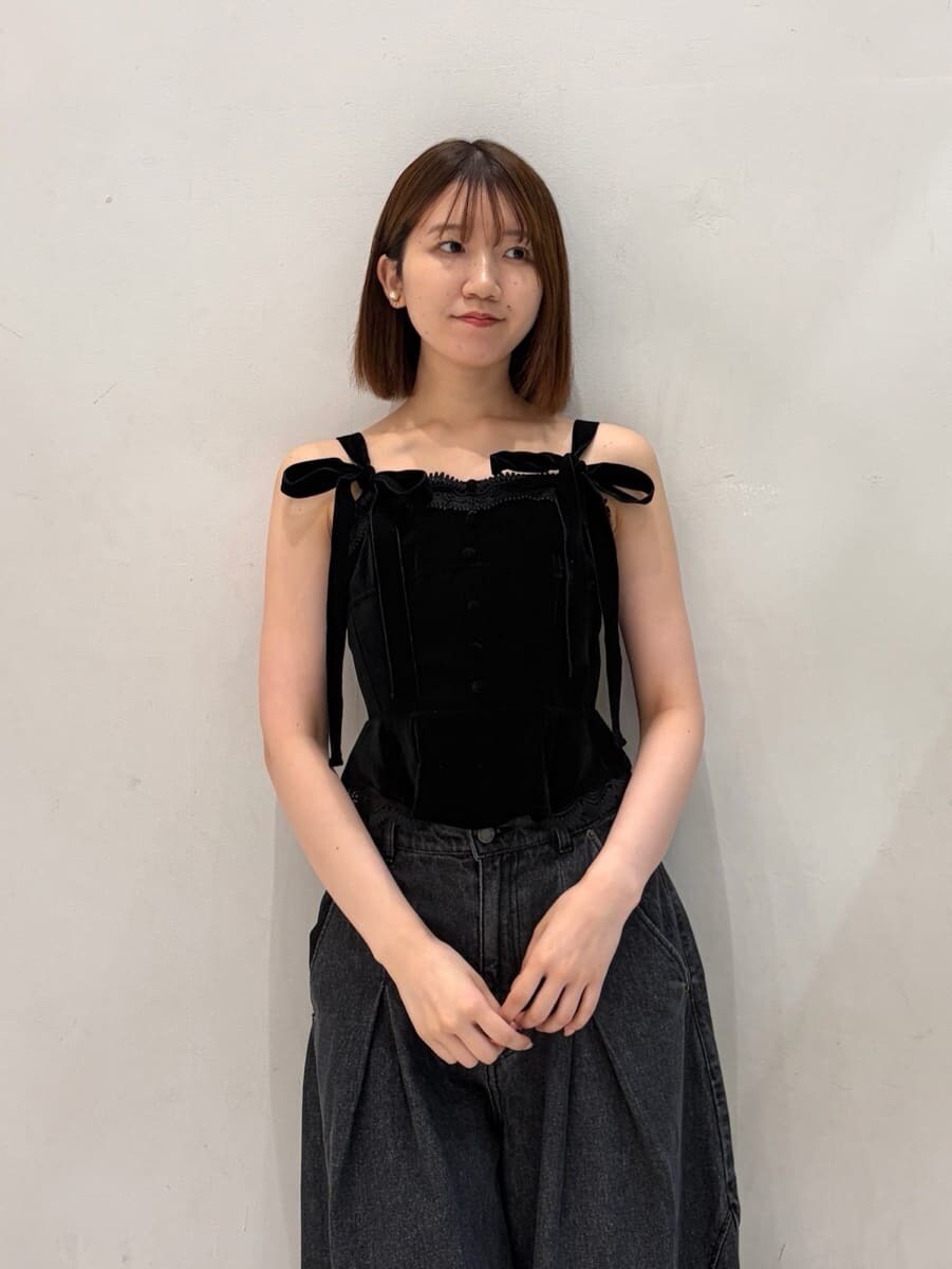 ブラック系のデニムパンツ、ブラック系のその他トップス、ブラック系のパンプスを着用したレディースの夏コーディネートの5枚目の写真
