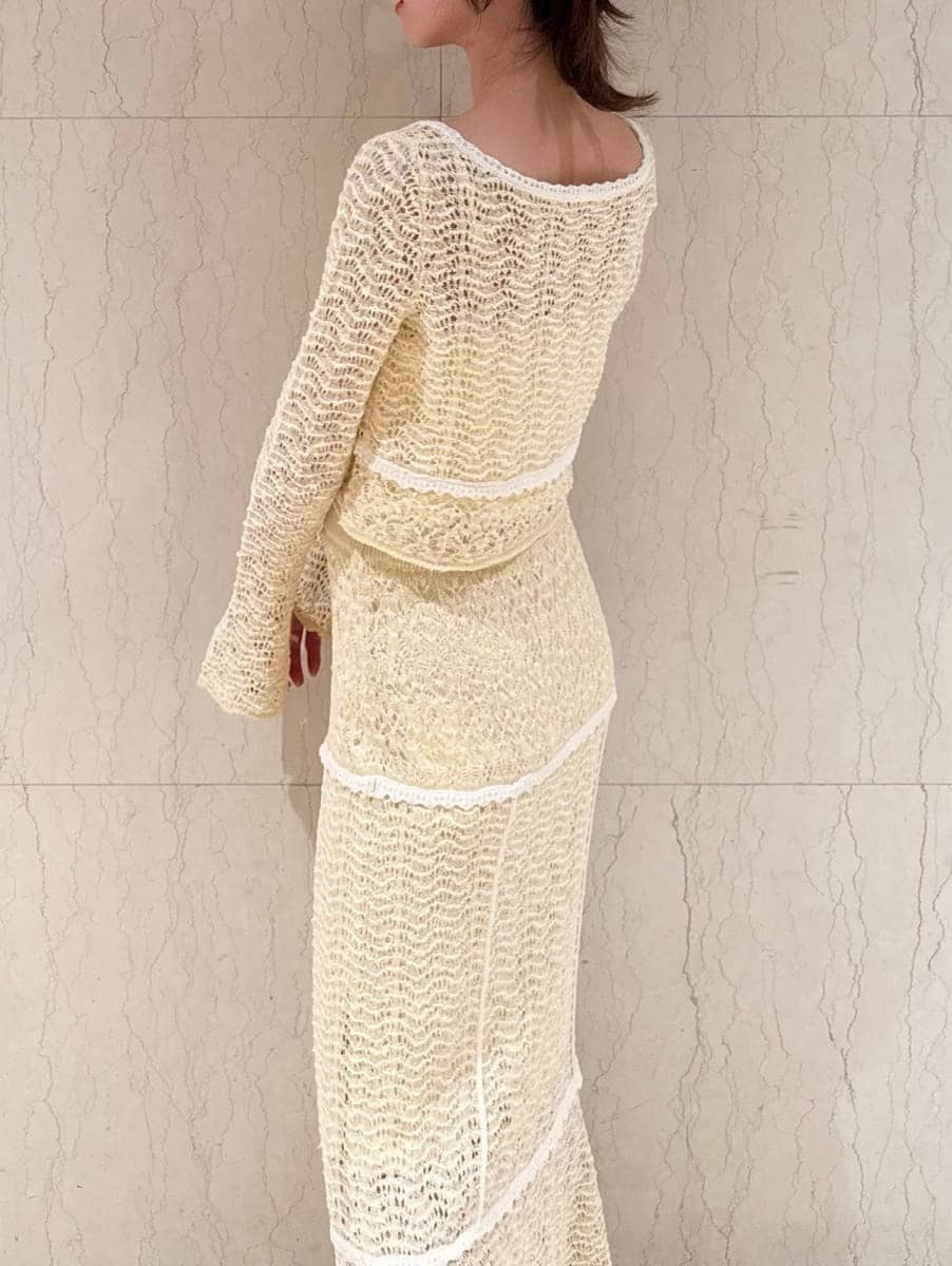 ホワイト系のキャミソール、イエロー系のスカートを着用したレディースの冬コーディネートの4枚目の写真