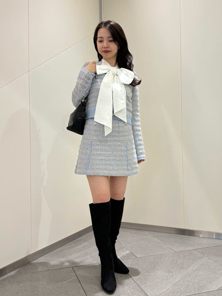 ブルー系のスカート、ホワイト系のTシャツ/カットソー、その他のブーツを着用したレディースの夏コーディネートの7枚目の写真