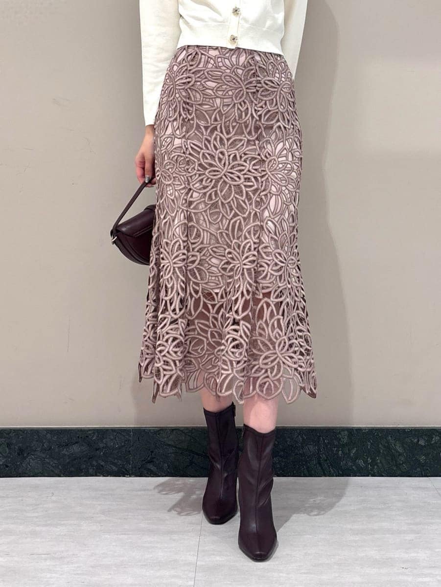 ホワイト系のカーディガン/ボレロ、ピンク系のスカート、ブラウン系のハンドバッグを着用したレディースの夏コーディネートの5枚目の写真