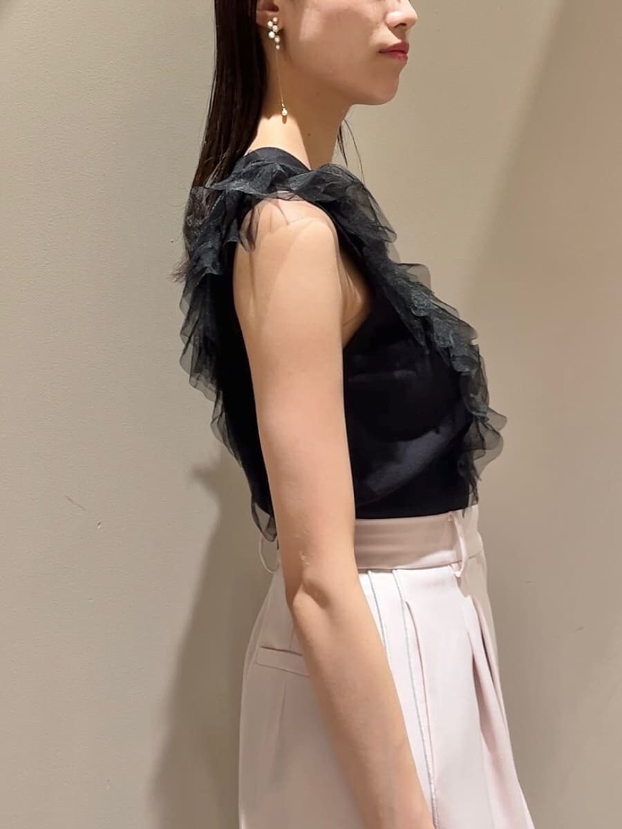 ブラック系のニット/セーター、ピンク系のその他パンツ、ブラック系のハンドバッグを着用したレディースの夏コーディネートの4枚目の写真