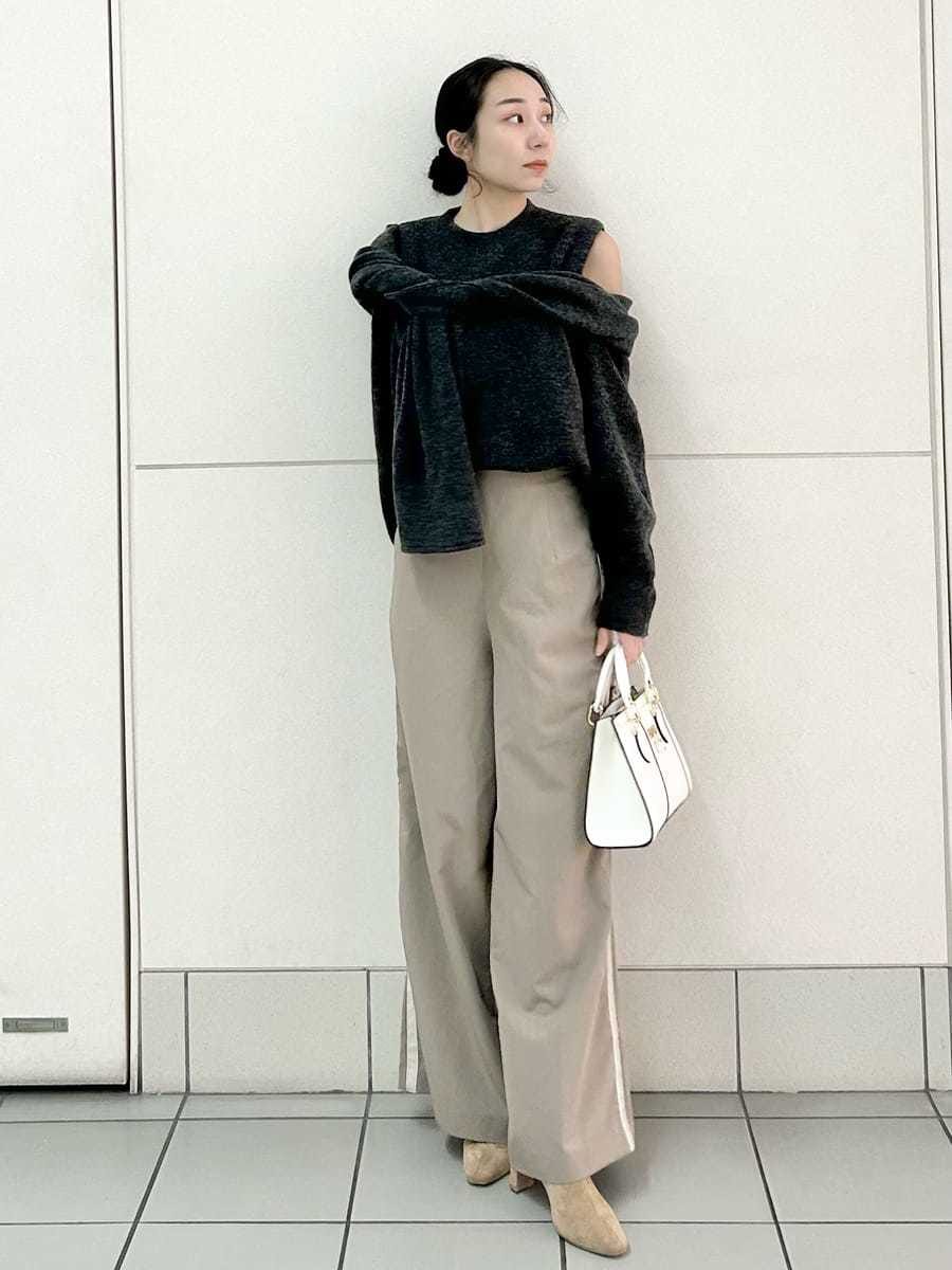 ベージュ系のブーツ、ブラウン系のその他パンツ、グレー系のニット/セーターを着用したレディースの冬コーディネートの2枚目の写真