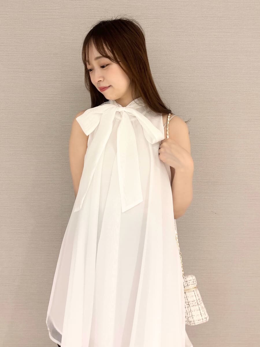 ホワイト系のシャツ/ブラウス、ブラック系のその他パンツ、ブラック系のサンダルを着用したレディースの春コーディネートの7枚目の写真