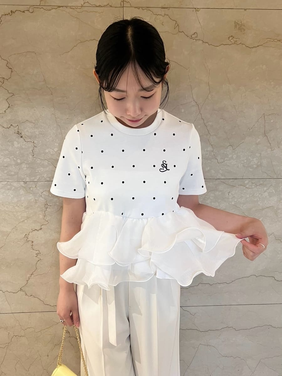 ホワイト系のその他パンツ、その他のTシャツ/カットソー、イエロー系のパンプスを着用したレディースの春コーディネートの4枚目の写真