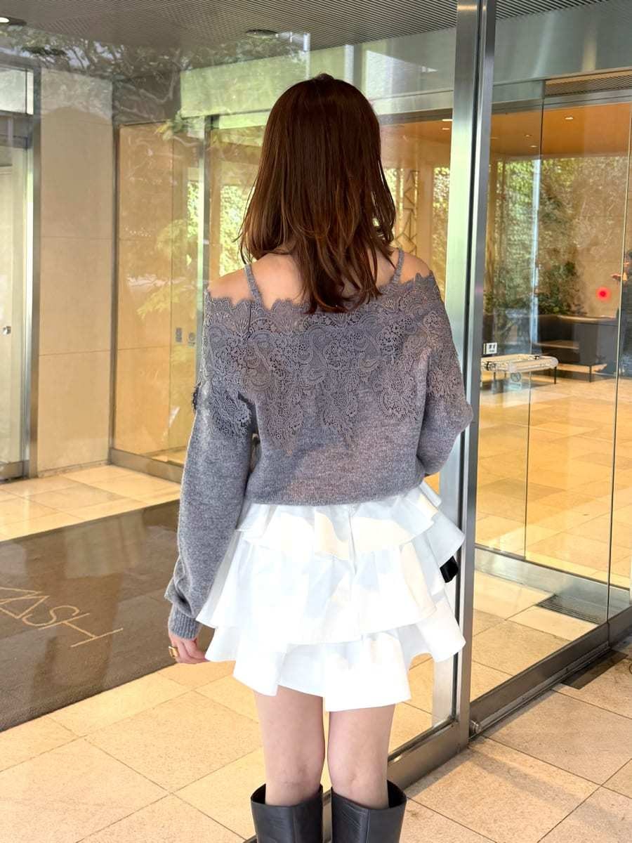 グレー系のブーツ、ホワイト系のその他パンツ、グレー系のニット/セーターを着用したレディースの秋コーディネートの5枚目の写真