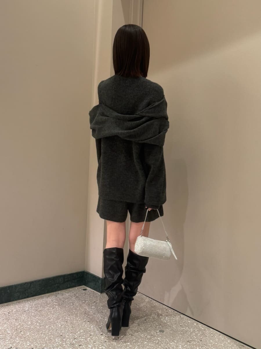 グレー系のその他パンツ、グレー系のニット/セーターを着用したレディースの冬コーディネートの4枚目の写真