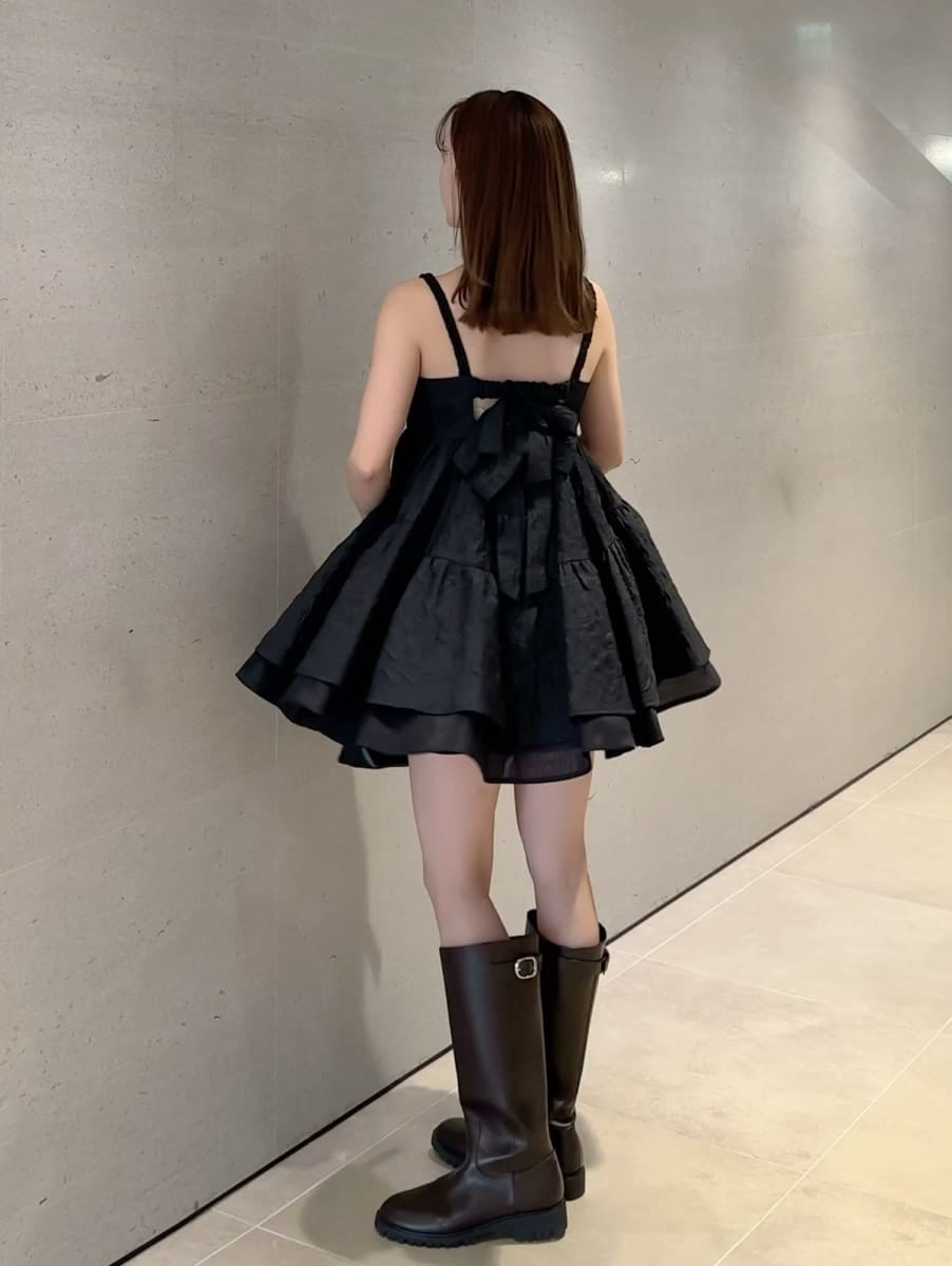 ゴールド系のピアス（両耳用）を着用したレディースの春コーディネートの2枚目の写真