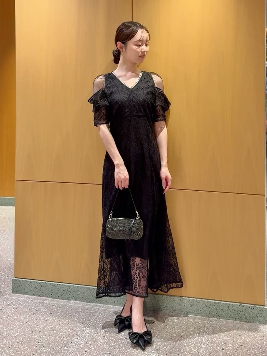 グレー系のチェスターコートを着用したレディースの冬コーディネートの3枚目の写真