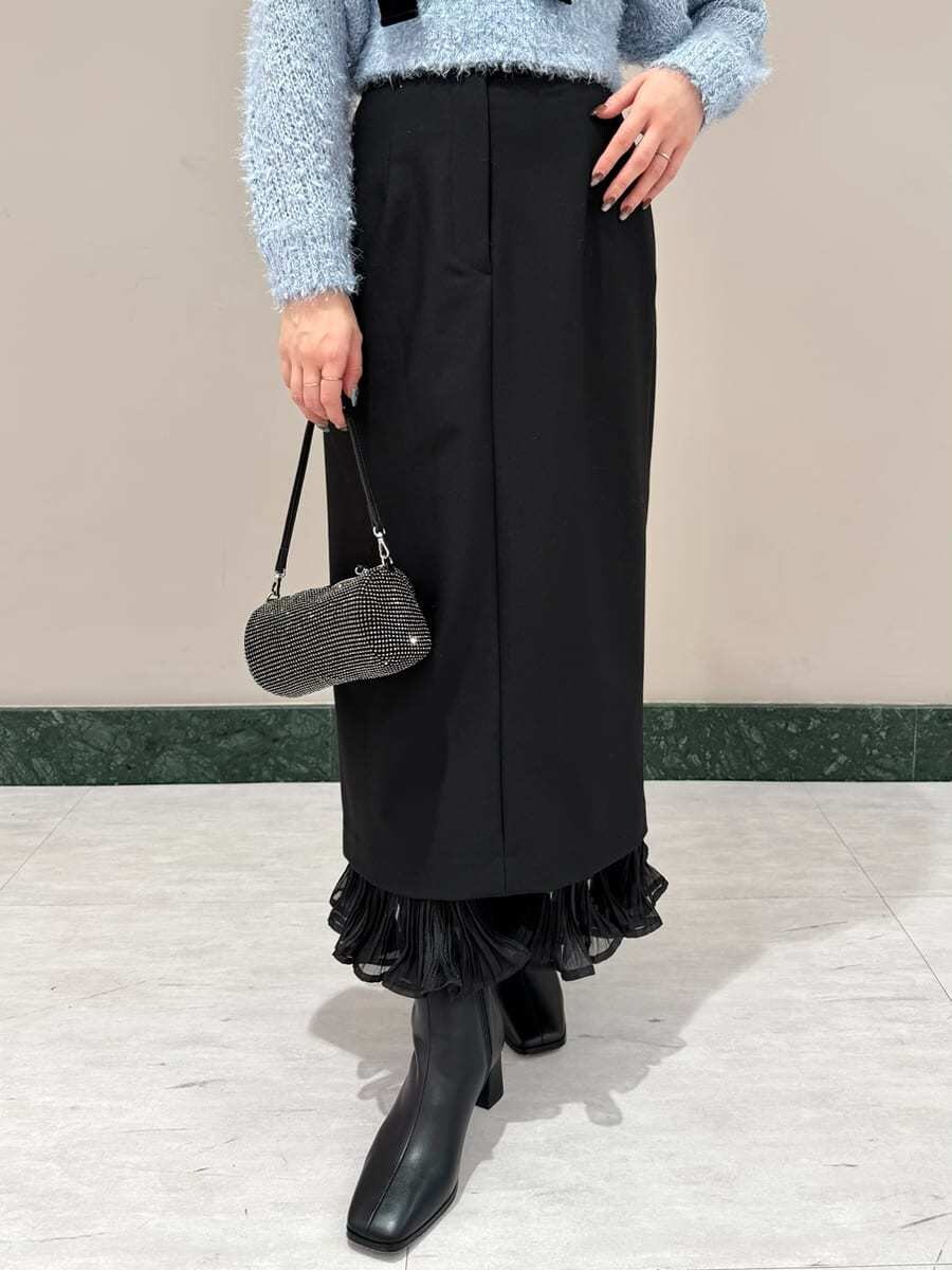 ブラック系のスカートを着用したレディースの冬コーディネートの6枚目の写真