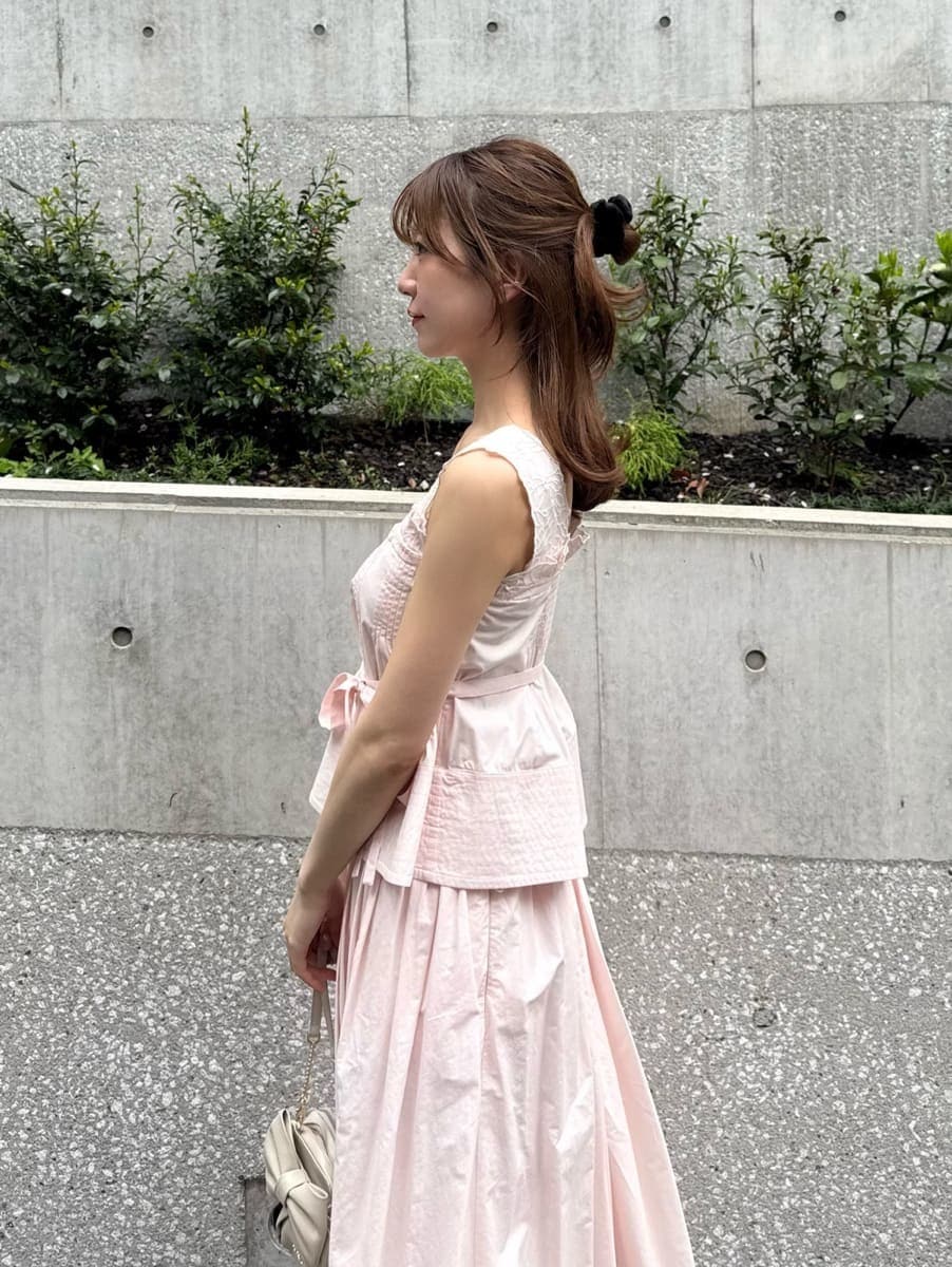 ピンク系のスカート、ピンク系のシャツ/ブラウスを着用したレディースの春コーディネートの5枚目の写真