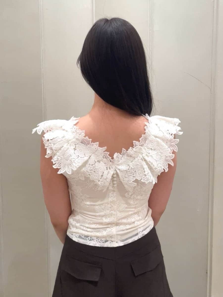 シルバー系のショルダーバッグ、ブラウン系のその他パンツ、ホワイト系のTシャツ/カットソーを着用したレディースの夏コーディネートの9枚目の写真