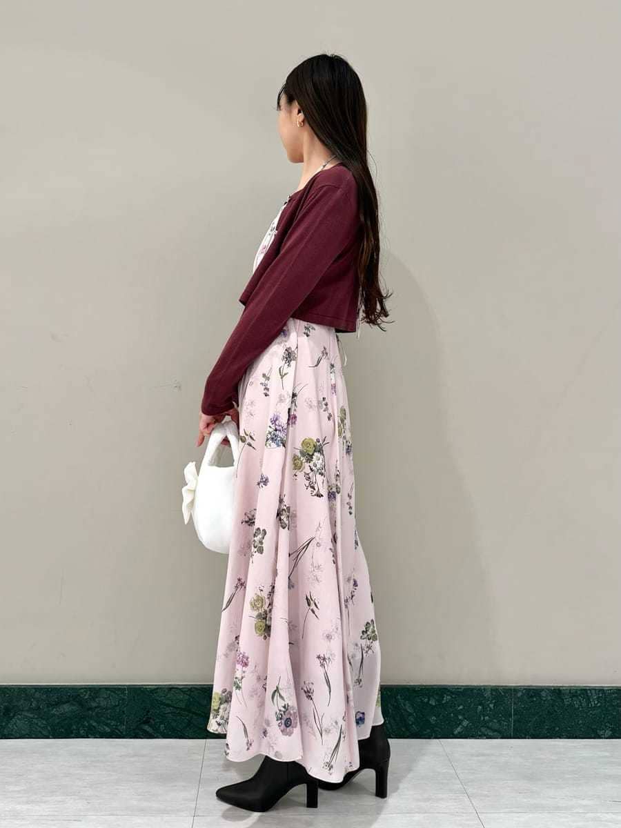 ブラウン系のブーツ、ピンク系のワンピースを着用したレディースの冬コーディネートの2枚目の写真