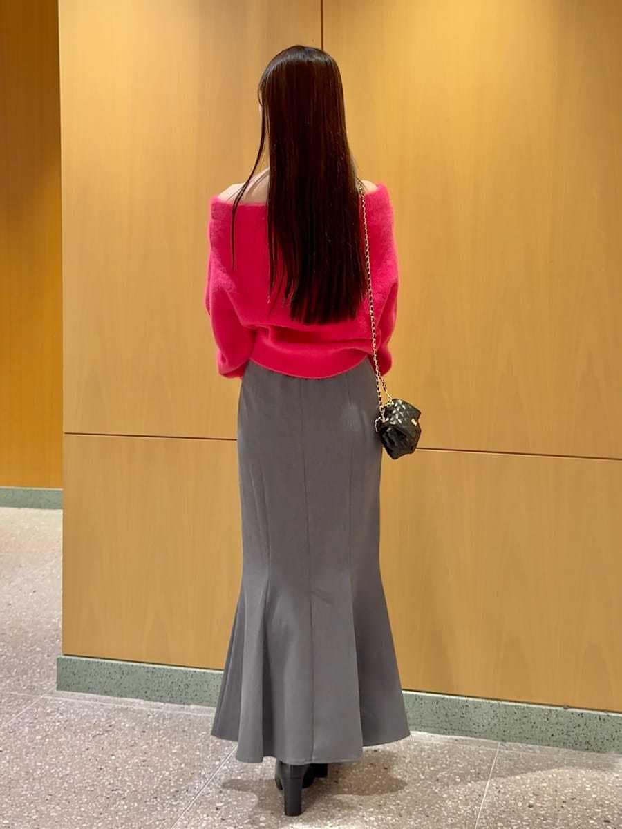 ブラック系のブーツ、ブラック系のショルダーバッグ、ピンク系のニット/セーターを着用したレディースの冬コーディネートの3枚目の写真