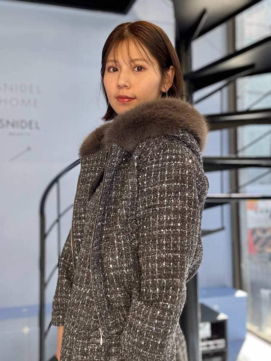 ブラック系のブーツ、グレー系のブルゾン、グレー系のワンピースを着用したレディースの冬コーディネートの8枚目の写真