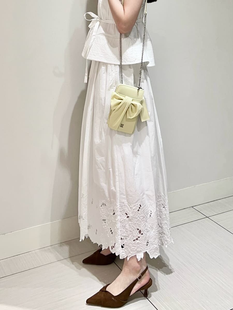 ホワイト系のスカート、ホワイト系のシャツ/ブラウス、ブラウン系のパンプスを着用したレディースの春コーディネートの4枚目の写真