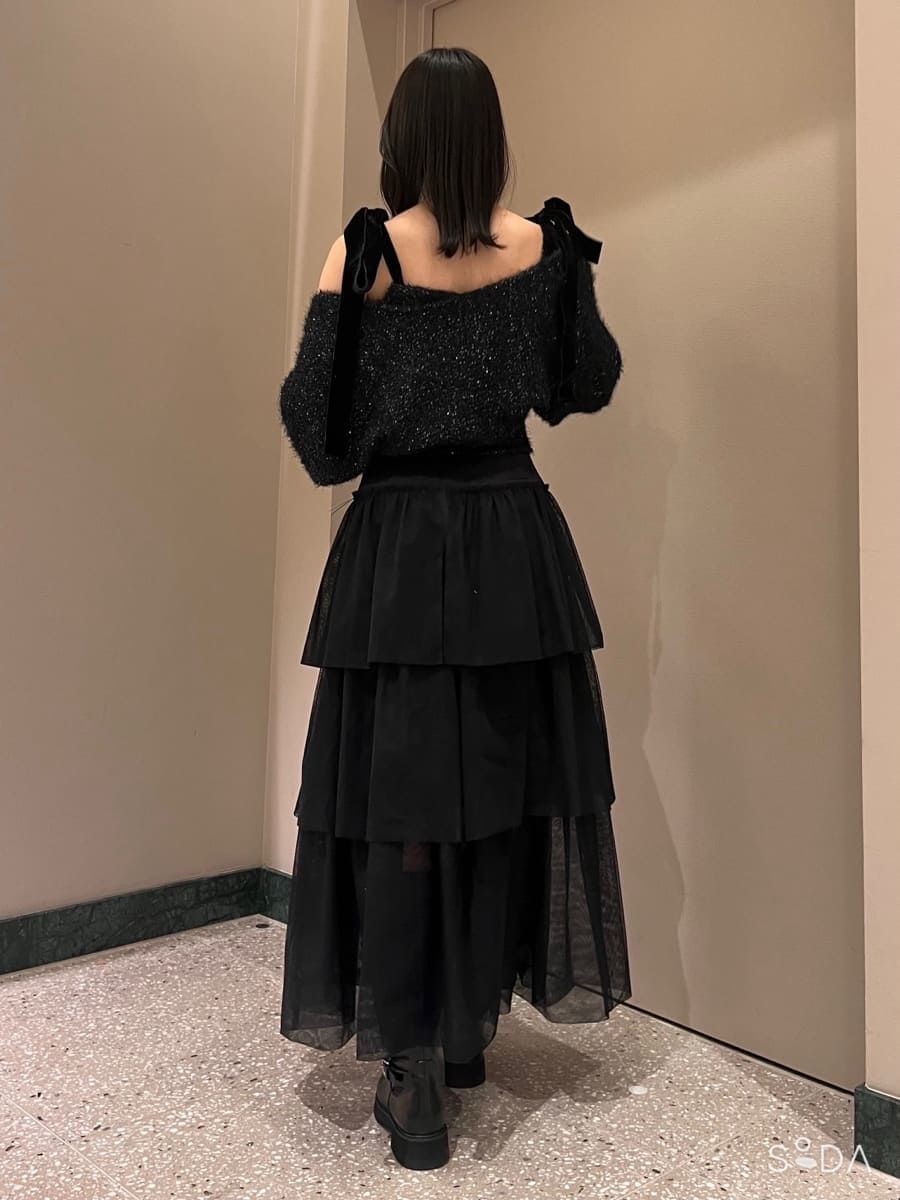 ブラック系のブーツ、ブラック系のスカート、ブラック系のニット/セーターを着用したレディースの冬コーディネートの5枚目の写真