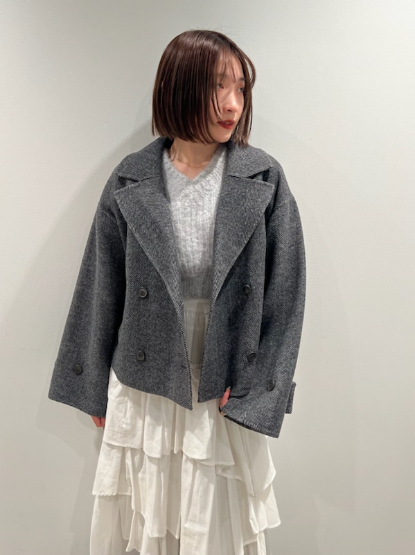 その他のその他アウター、グレー系のニット/セーター、ホワイト系のスカートを着用したレディースの秋コーディネートの5枚目の写真