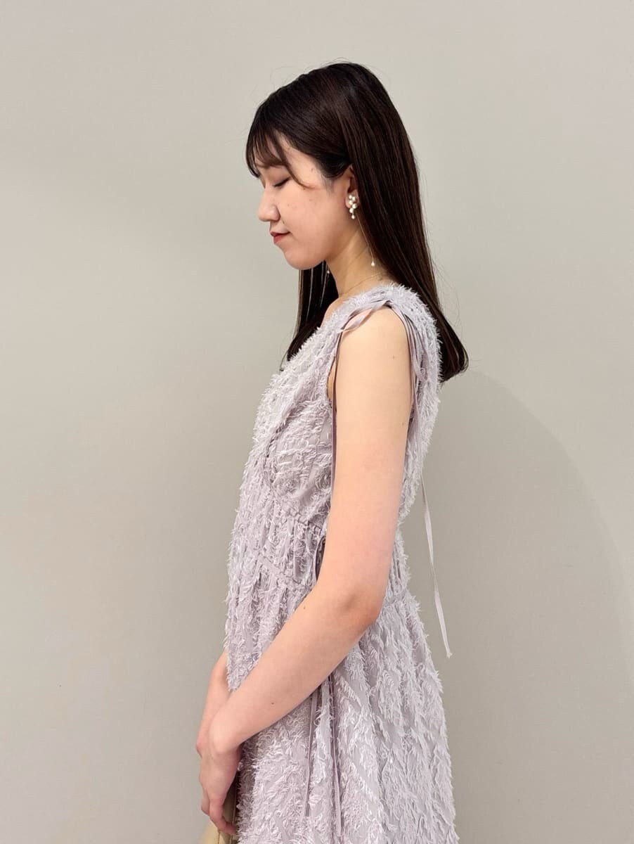 ピンク系のワンピース、ベージュ系のショルダーバッグ、ホワイト系のサンダルを着用したレディースの夏コーディネートの7枚目の写真