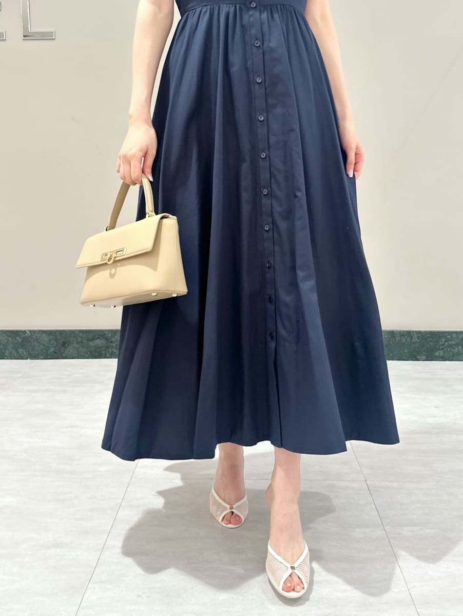 ブルー系のワンピース、ベージュ系のショルダーバッグを着用したレディースの夏コーディネートの3枚目の写真