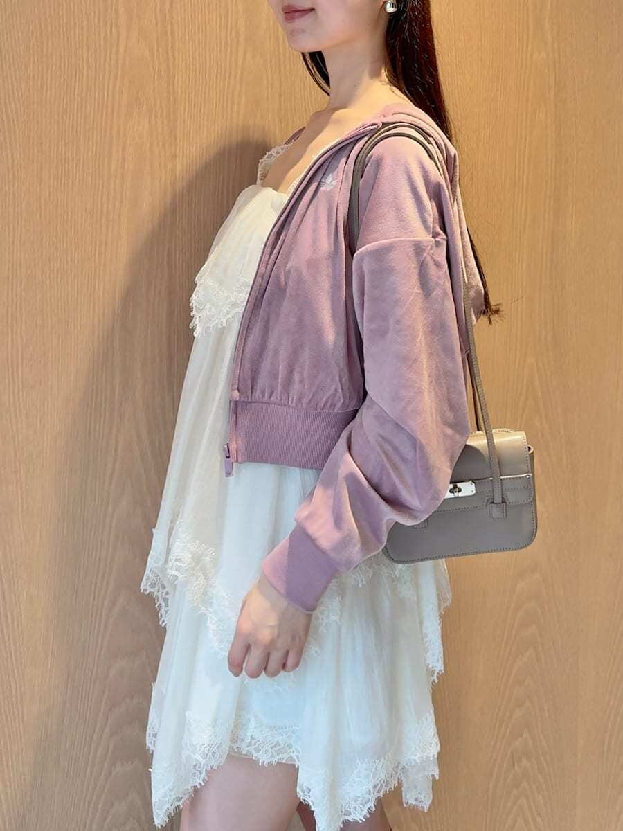 ブラウン系のソックス/靴下を着用したレディースの秋コーディネートの5枚目の写真