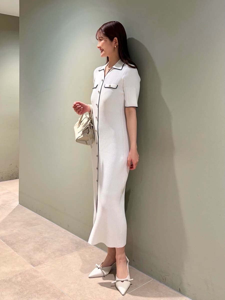 ホワイト系のボストンバッグ、ホワイト系のワンピースを着用したレディースの春コーディネートの7枚目の写真