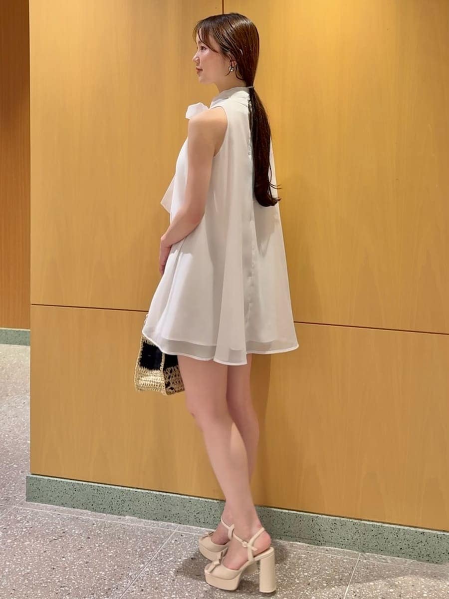 ベージュ系のその他パンツ、ホワイト系のシャツ/ブラウス、ベージュ系のサンダルを着用したレディースの春コーディネートの4枚目の写真