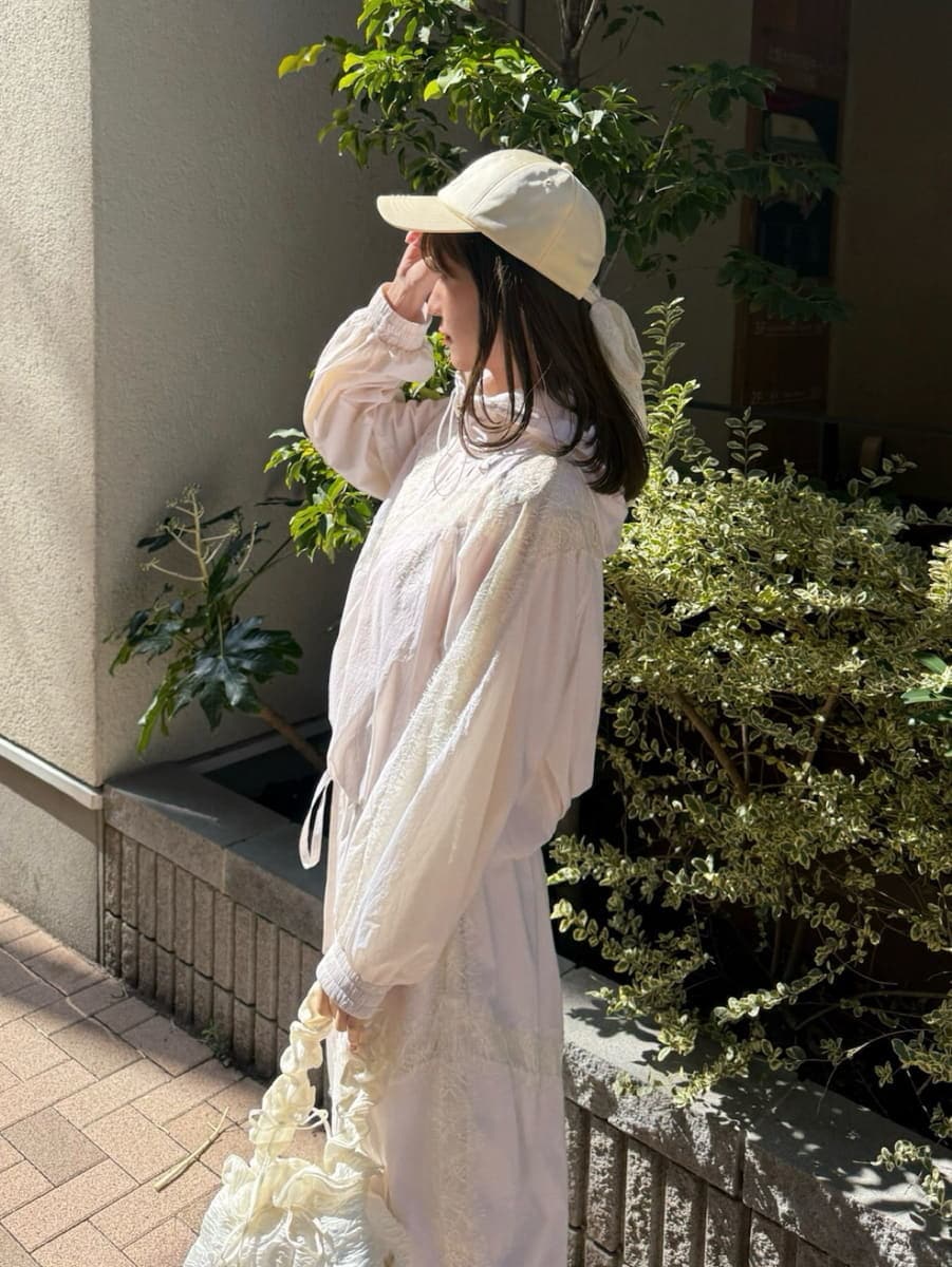 ホワイト系のブルゾン、ホワイト系のその他パンツ、ピンク系のTシャツ/カットソーを着用したレディースの春コーディネートの6枚目の写真