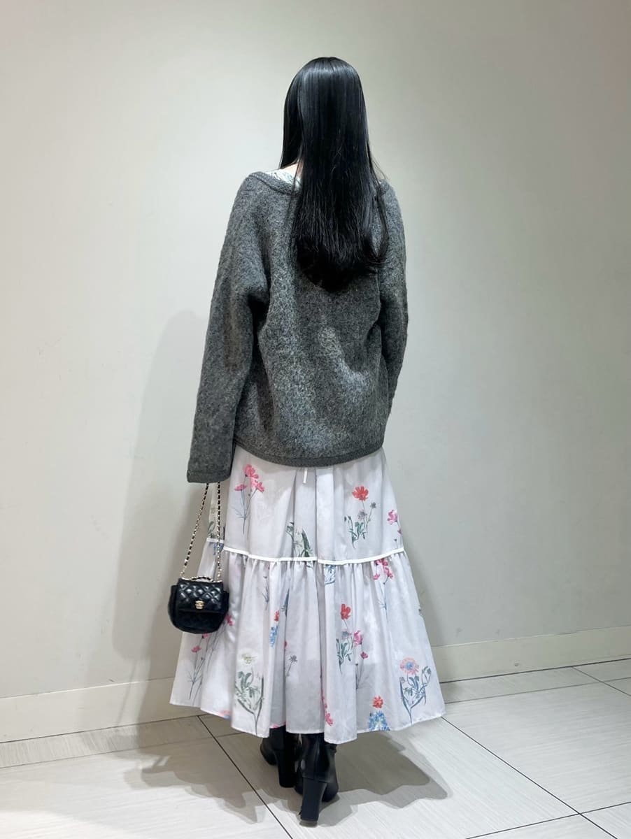 グレー系のワンピース、ブラック系のブーツ、ブラック系のショルダーバッグを着用したレディースの冬コーディネートの3枚目の写真